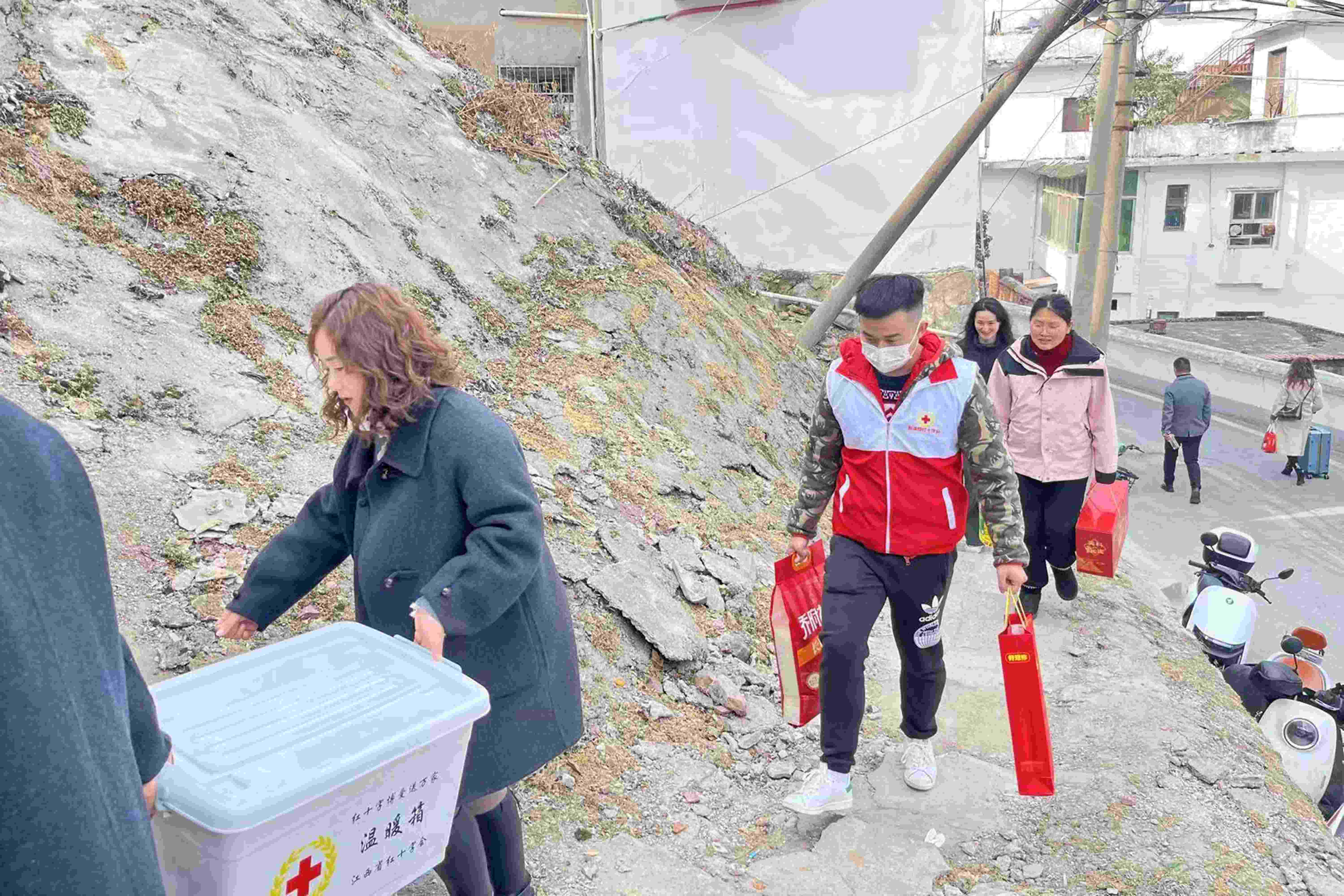 江西英科醫療為彭澤縣60戶貧困戶送溫暖