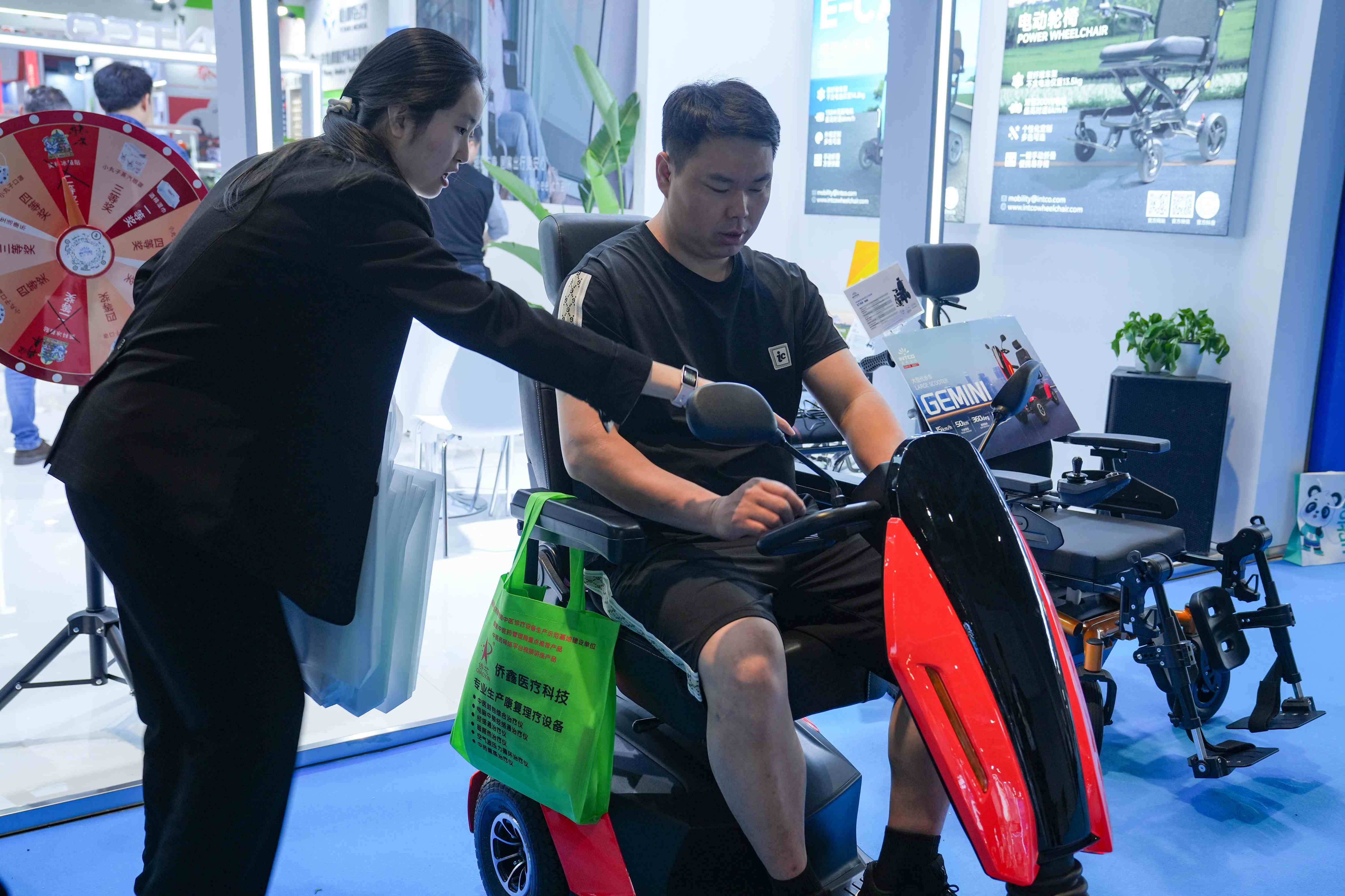 英科醫(yī)療攜輪椅 STAR、代步車 E-cary 及 Gemini 等新品亮相